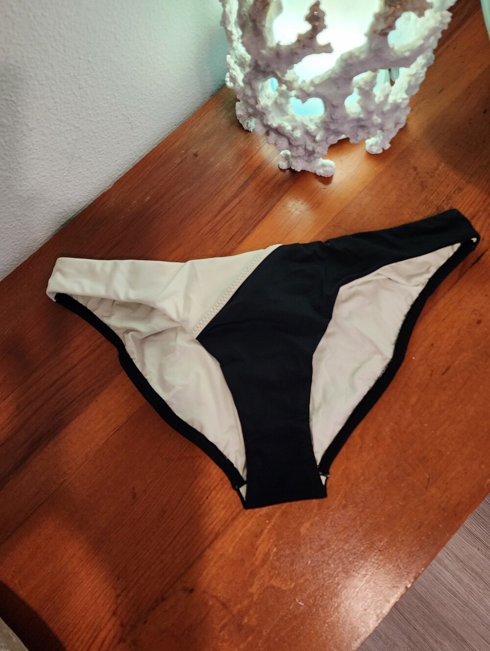 NEW! VIX PAULA HERMANNY Sz M Women's Two-Tone Black & Cream Bikini Bottoms